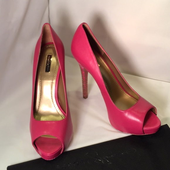 report signature high heels